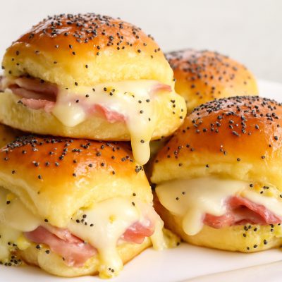 Delicious Hot Ham and Cheese Sliders on Hawaiian Rolls with Poppy Seed 15 Delicious Hot Ham and Cheese Sliders on Hawaiian Rolls with Poppy Seed